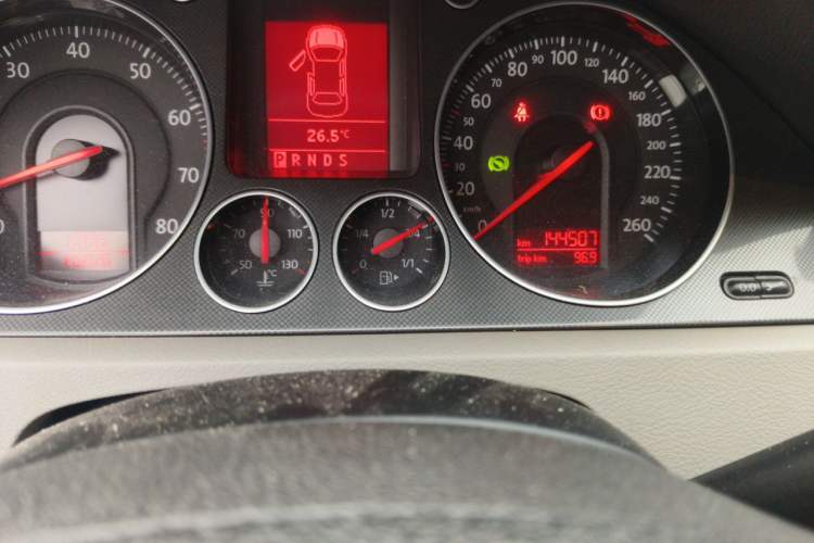 Used Volkswagen Magotan 2011 1.4 TSI Elite Edition Odometer Close Up