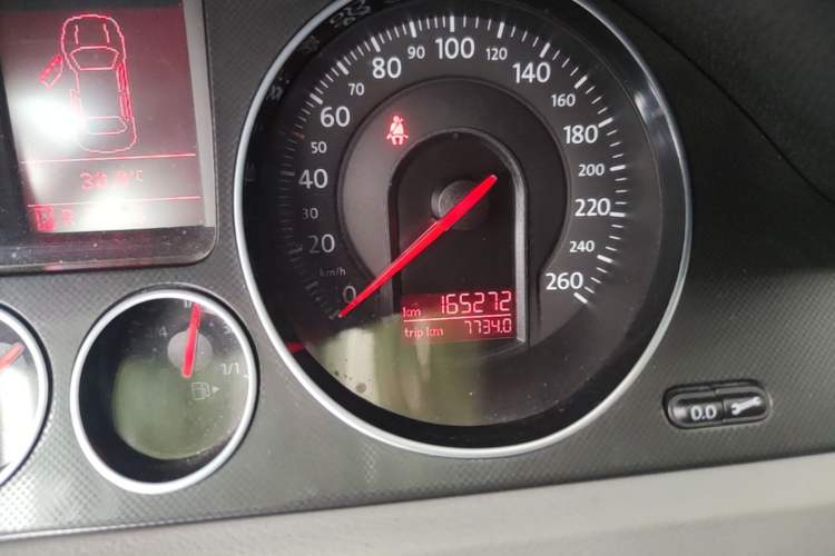 Used Volkswagen Magotan 2011 1.4 TSI Elite Edition Odometer Close Up