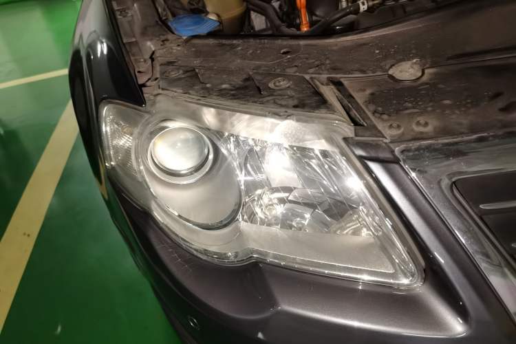 Used Volkswagen Magotan 2011 1.8TSI DSG Comfort Model Right Front Headlight