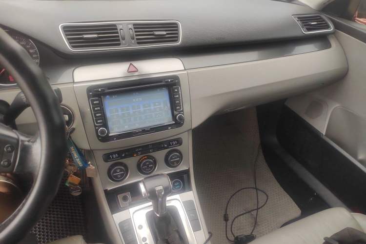 Used Volkswagen Magotan 2011 1.4 TSI Elite Edition Audio And AC Panel