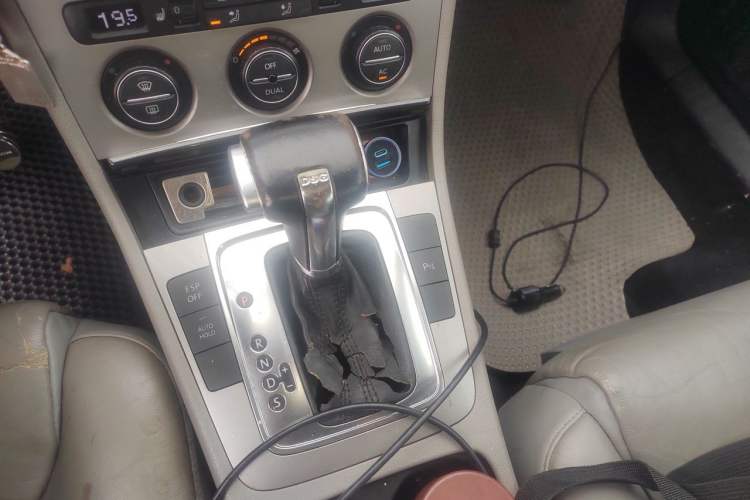 Used Volkswagen Magotan 2011 1.4 TSI Elite Edition Gear Lever