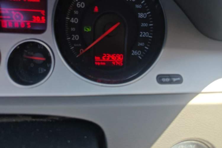 Used Volkswagen Magotan 2011 2.0 TSI DSG Luxury Edition Odometer Close Up