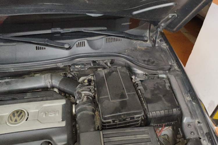 Used Volkswagen Magotan 2011 1.8TSI DSG Comfort Model Engine Bay Left
