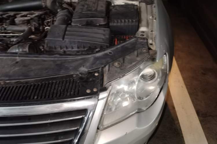 Used Volkswagen Magotan 2011 1.8TSI DSG Comfort Model Engine Bay Left