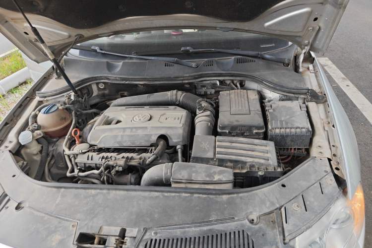 Used Volkswagen Magotan 2011 1.8TSI DSG Comfort Model Engine Bay