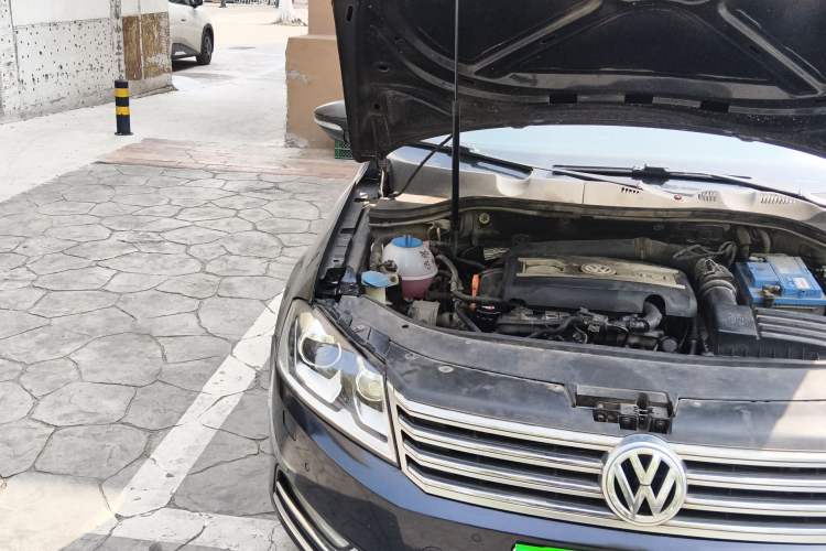 Used Volkswagen Magotan 2011 1.8TSI DSG Luxury Model Engine Bay Right