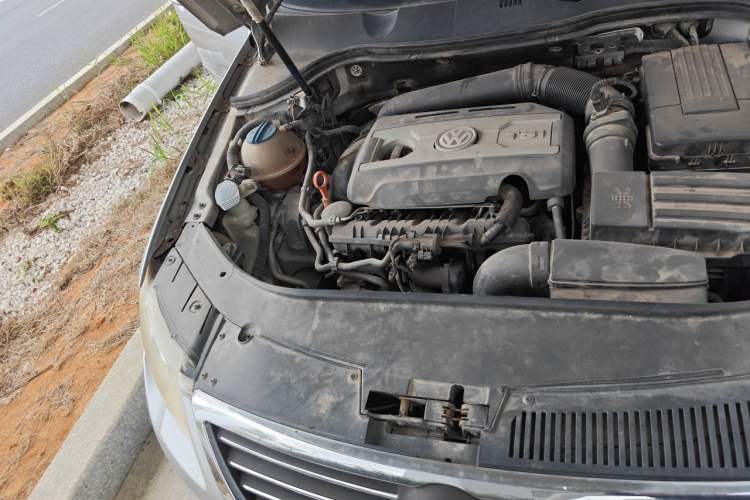 Used Volkswagen Magotan 2011 1.8TSI DSG Comfort Model Engine Bay Right