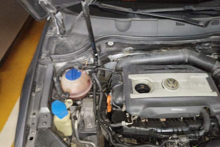 Used Volkswagen Magotan 2011 1.8TSI DSG Comfort Model Engine Bay Right