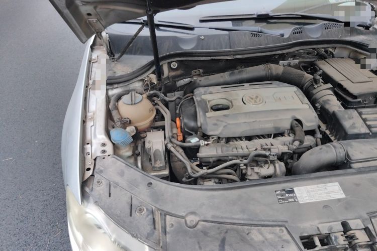 Used Volkswagen Magotan 2011 1.8TSI DSG Luxury Model Engine Bay Right