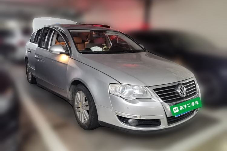 Used Volkswagen Magotan 2011 1.8TSI DSG Comfort Model Front Right 45 Deg
