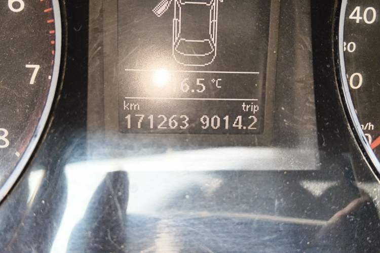 Used Volkswagen Magotan 2011 1.8TSI DSG Luxury Model Odometer Close Up