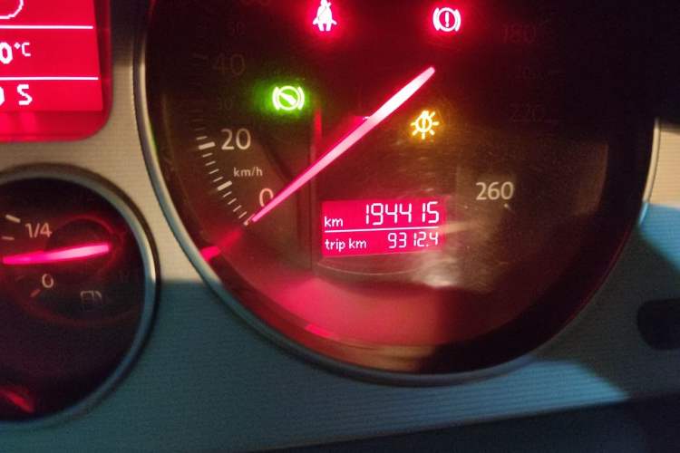 Used Volkswagen Magotan 2011 1.8TSI DSG Comfort Model Odometer Close Up