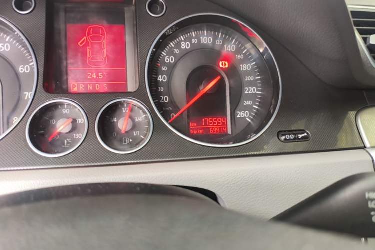 Used Volkswagen Magotan 2011 1.4 TSI Elite Edition Odometer Close Up