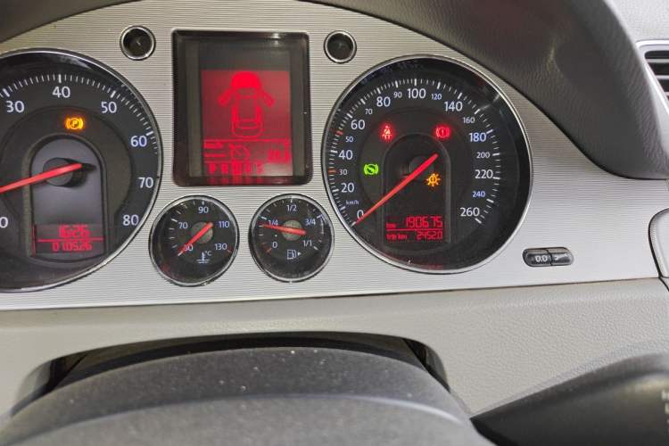 Used Volkswagen Magotan 2011 1.8TSI DSG Comfort Model Odometer Close Up