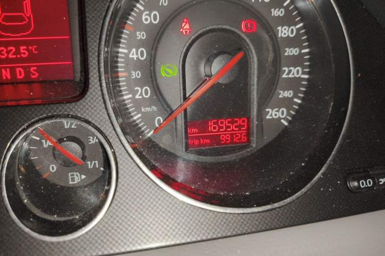 Used Volkswagen Magotan 2011 1.8TSI DSG Comfort Model Odometer Close Up