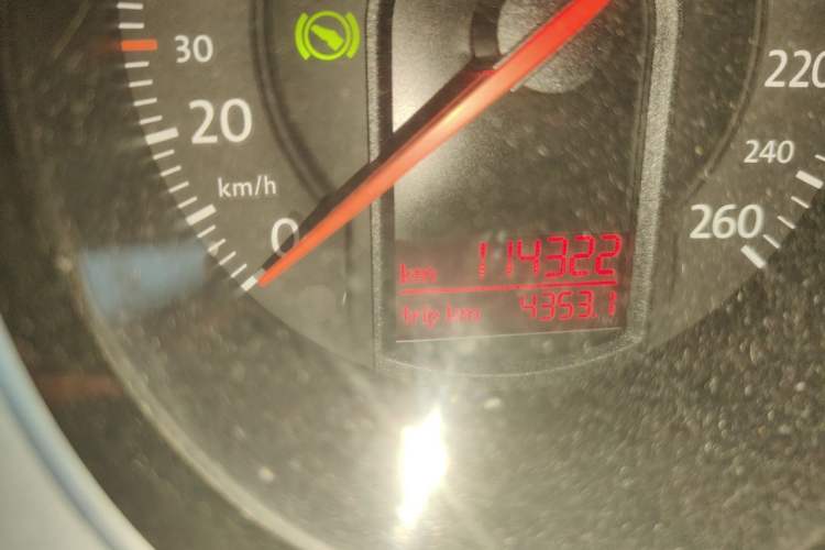 Used Volkswagen Magotan 2011 1.8TSI DSG Luxury Model Odometer Close Up
