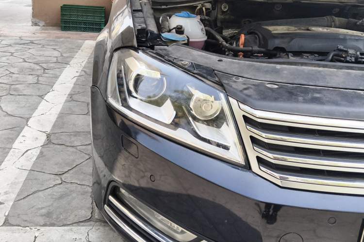 Used Volkswagen Magotan 2011 1.8TSI DSG Luxury Model Right Front Headlight