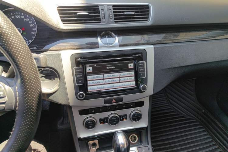 Used Volkswagen Magotan 2012 Facelift 2.0 TSI Prestige Model Audio And AC Panel