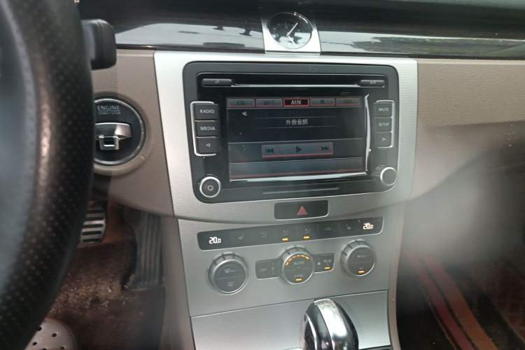 Used Volkswagen Magotan 2012 Facelift 2.0 TSI Prestige Model Audio And AC Panel
