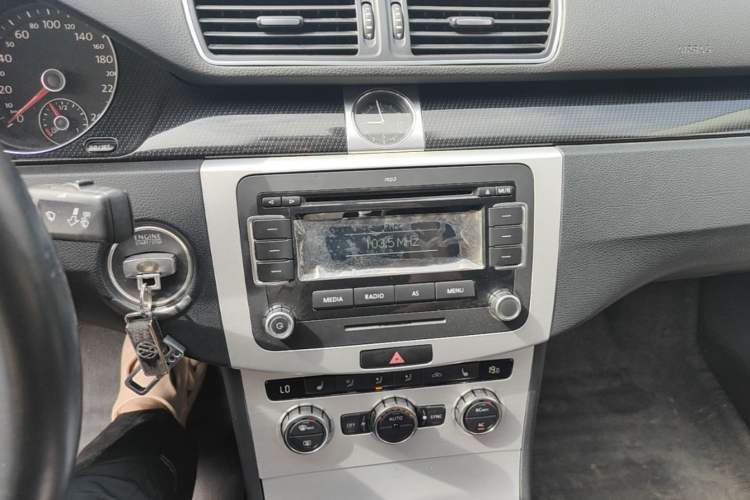Used Volkswagen Magotan 2012 1.8TSI Luxury Model Audio And AC Panel