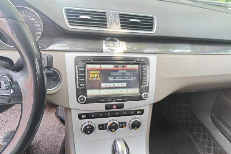 Used Volkswagen Magotan 2012 Facelift 2.0 TSI Prestige Model Audio And AC Panel