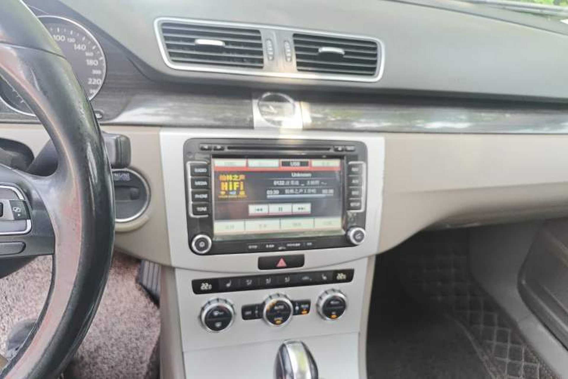Used Volkswagen Magotan 2012 Facelift 2.0 TSI Prestige Model Audio And AC Panel