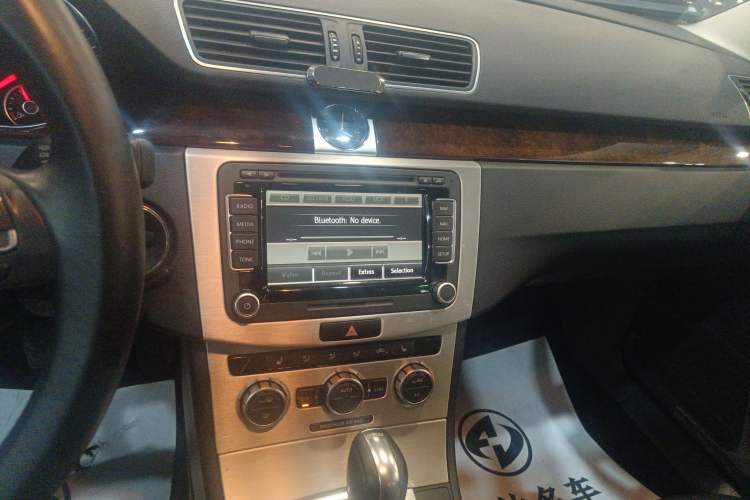 Used Volkswagen Magotan 2012 Travel Edition 2.0 TSI Luxury Version Audio And AC Panel