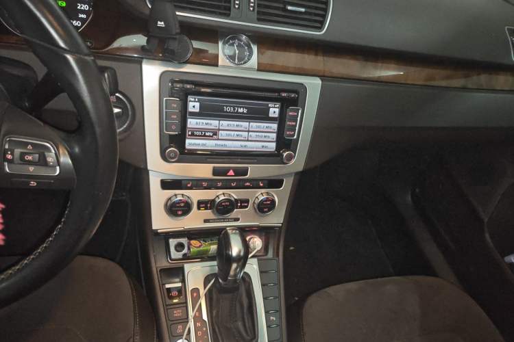 Used Volkswagen Magotan 2012 Travel Edition 2.0 TSI Comfort Version Audio And AC Panel