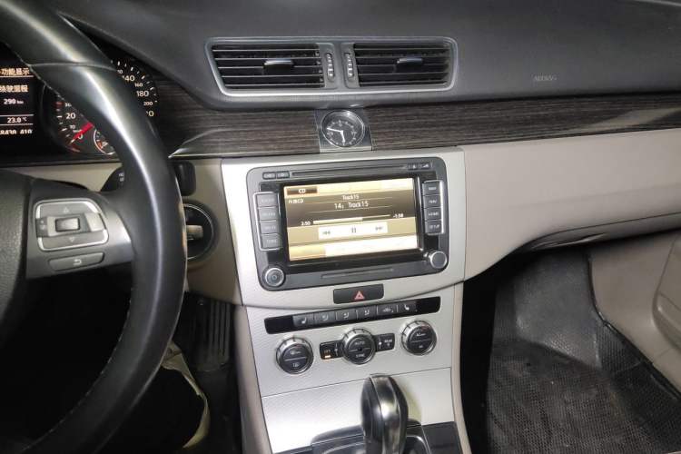 Used Volkswagen Magotan 2012 2.0 TSI Ultimate Edition Audio And AC Panel