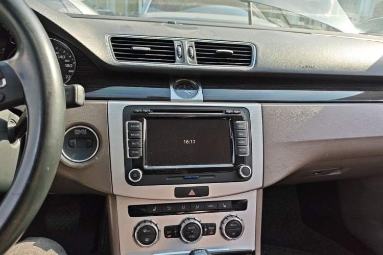 Used Volkswagen Magotan 2012 2.0 TSI Ultimate Edition Audio And AC Panel