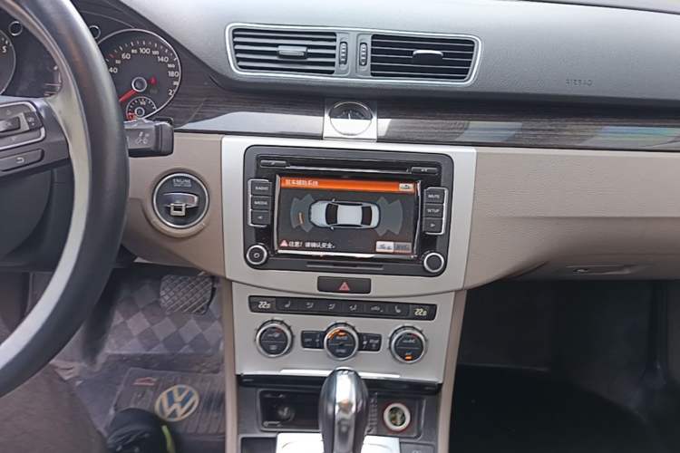 Used Volkswagen Magotan 2012 Facelift 2.0 TSI Prestige Model Audio And AC Panel