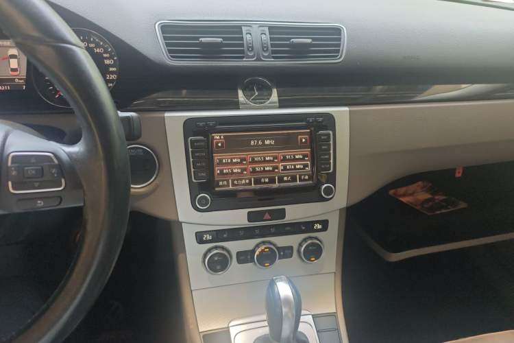 Used Volkswagen Magotan 2012 2.0 TSI Ultimate Edition Audio And AC Panel