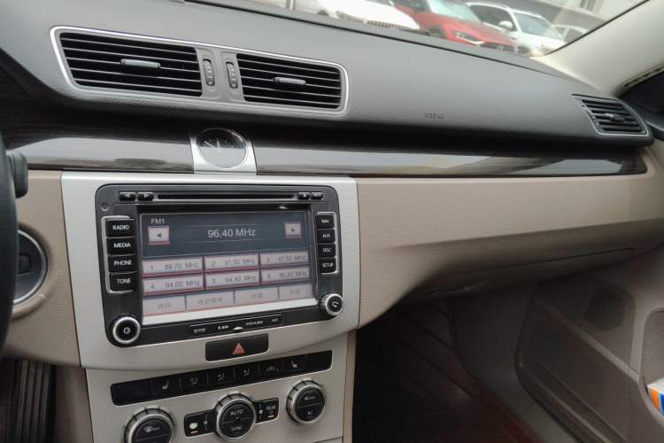 Used Volkswagen Magotan 2012 2.0 TSI Prestige Edition Audio And AC Panel