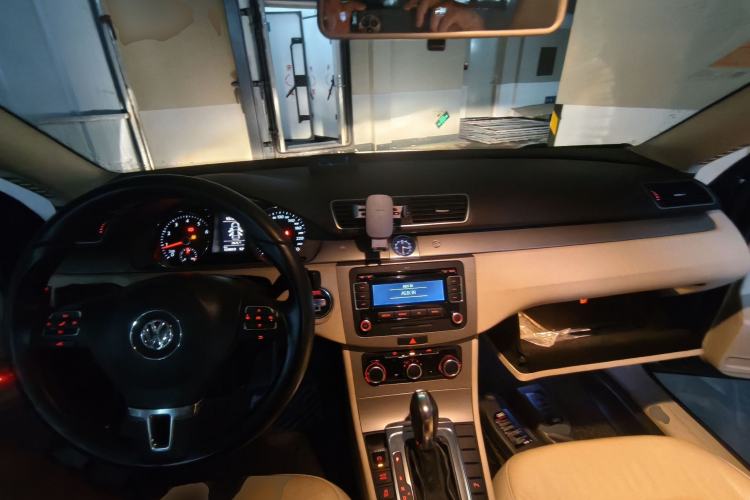 Used Volkswagen Magotan 2012 Revised Version 1.8TSI Leading Edition Center Console