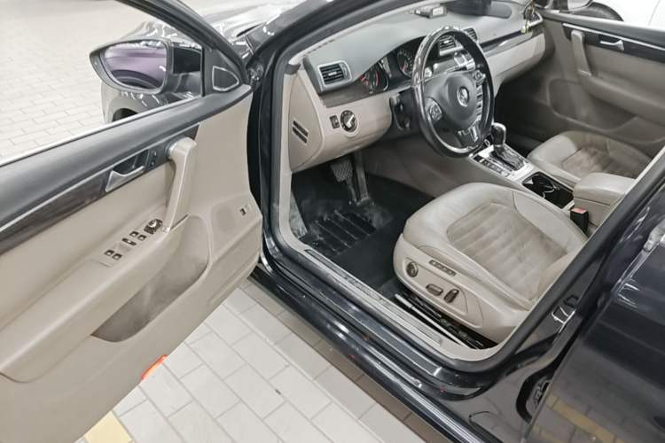 Used Volkswagen Magotan 2012 Revised Version 2.0 TSI Supreme Edition Driver Seat