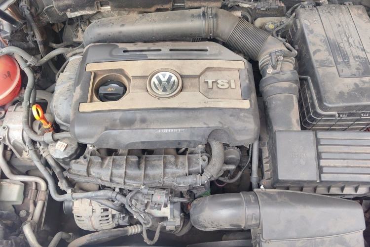 Used Volkswagen Magotan 2012 Revised Version 2.0 TSI Luxury Edition Engine Bay
