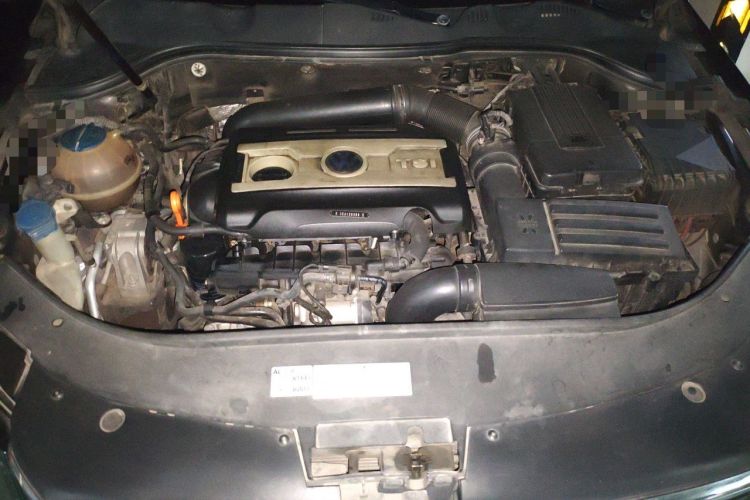 Used Volkswagen Magotan 2012 Revised Version 1.8TSI Leading Edition Engine Bay