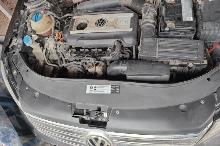 Used Volkswagen Magotan 2012 Revised Version 1.8TSI Leading Edition Engine Bay