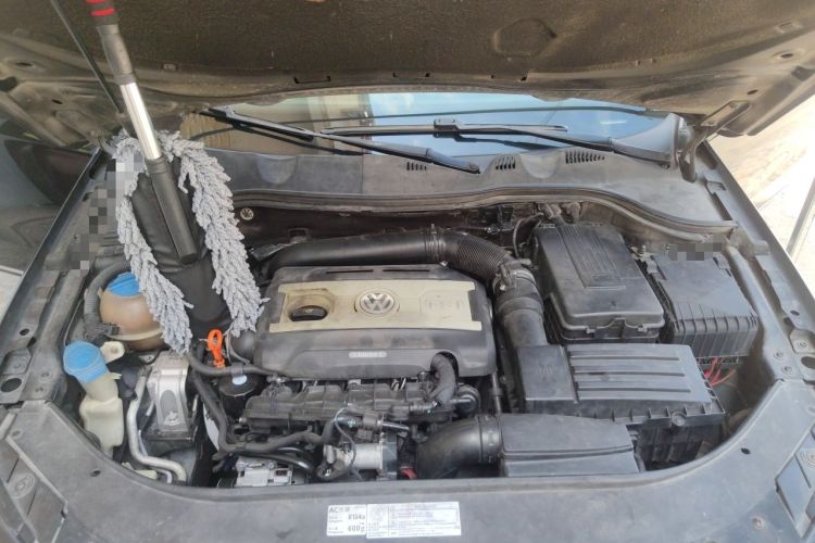 Used Volkswagen Magotan 2012 Revised Version 1.8TSI Leading Edition Engine Bay