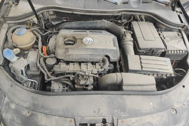 Used Volkswagen Magotan 2012 Revised Version 1.8TSI Leading Edition Engine Bay