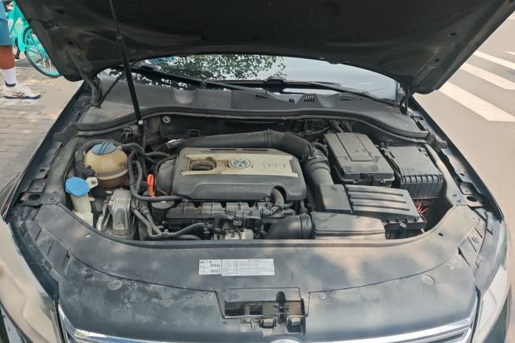 Used Volkswagen Magotan 2012 Revised Version 1.8TSI Leading Edition Engine Bay
