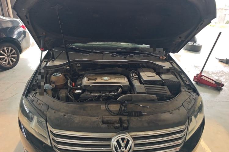 Used Volkswagen Magotan 2012 Revised Version 1.8TSI Leading Edition Engine Bay