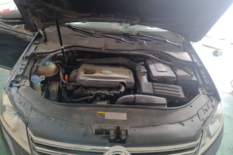 Used Volkswagen Magotan 2012 Revised Version 2.0 TSI Supreme Edition Engine Bay