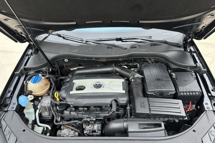 Used Volkswagen Magotan 2012 Travel Edition 2.0 TSI Comfort Version Engine Bay