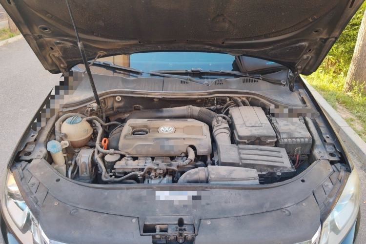 Used Volkswagen Magotan 2012 Revised Version 1.8TSI Leading Edition Engine Bay