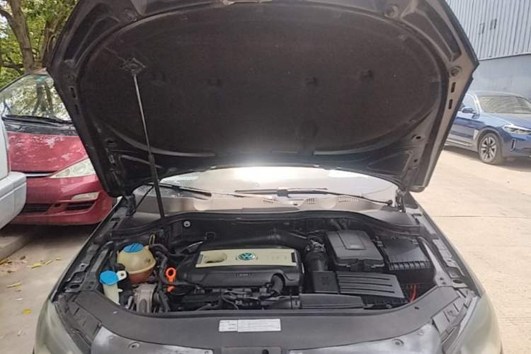 Used Volkswagen Magotan 2012 Revised Version 1.8TSI Leading Edition Engine Bay