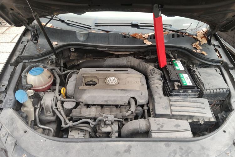 Used Volkswagen Magotan 2012 Revised 1.8TSI Luxury Version Engine Bay