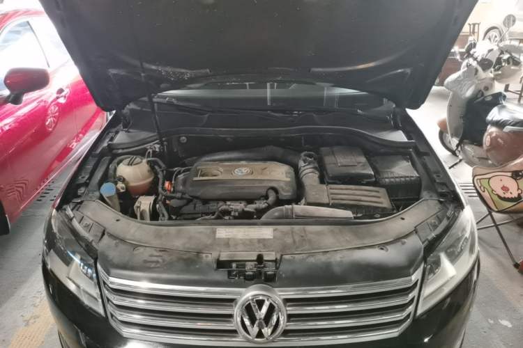 Used Volkswagen Magotan 2012 Revised Version 1.8TSI Leading Edition Engine Bay