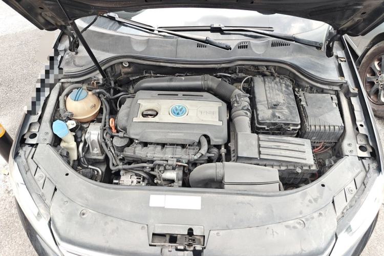 Used Volkswagen Magotan 2012 Revised Version 1.8TSI Leading Edition Engine Bay