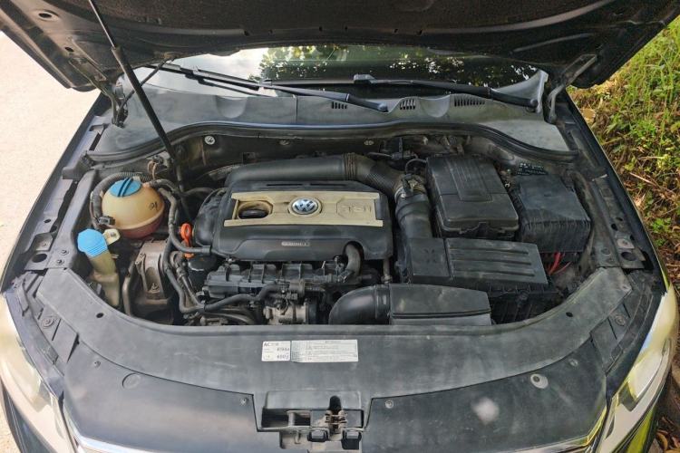 Used Volkswagen Magotan 2012 Revised Version 1.8TSI Leading Edition Engine Bay